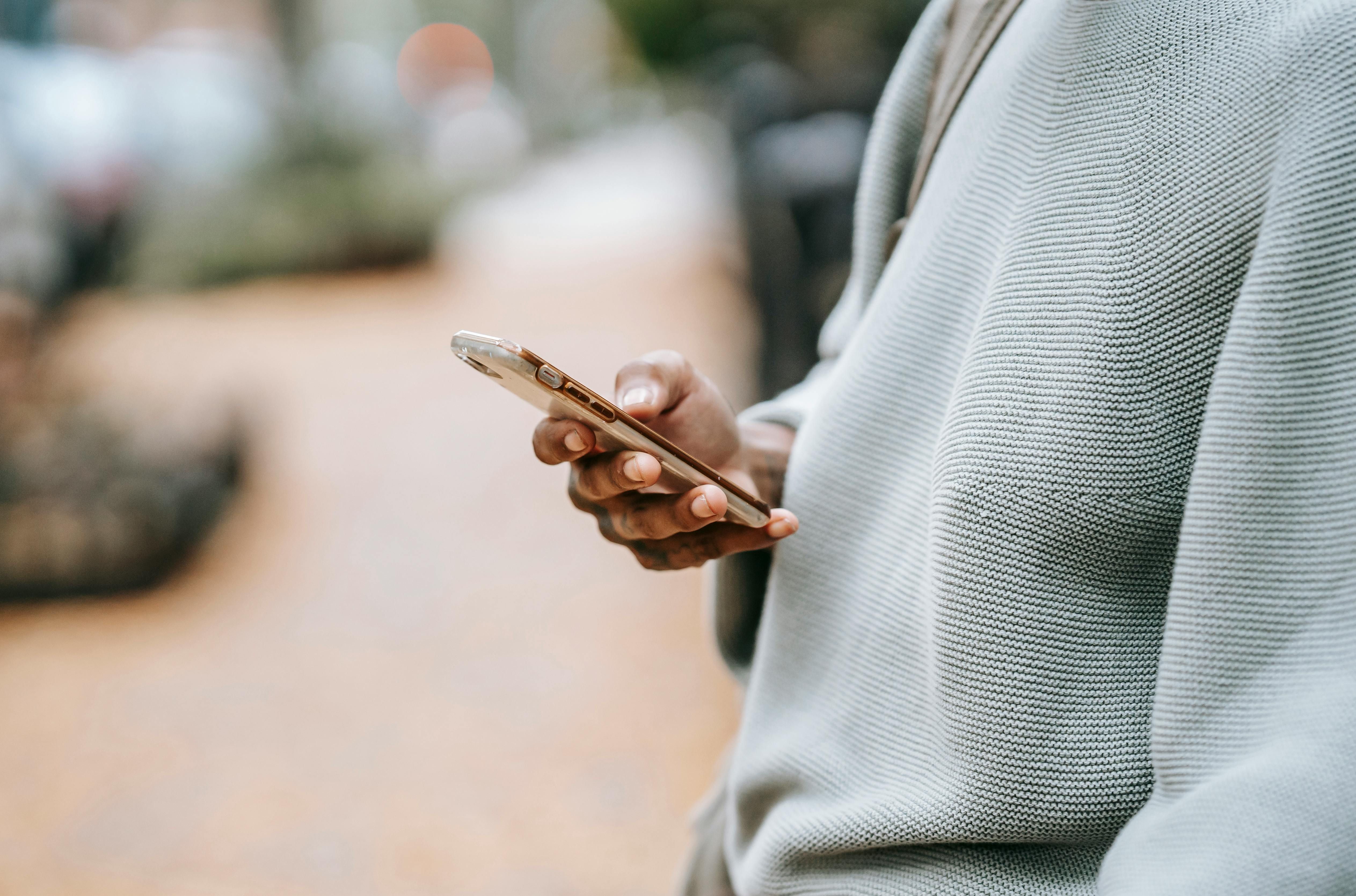 Comment envoyer des SMS en masse à vos clients depuis Abidjan